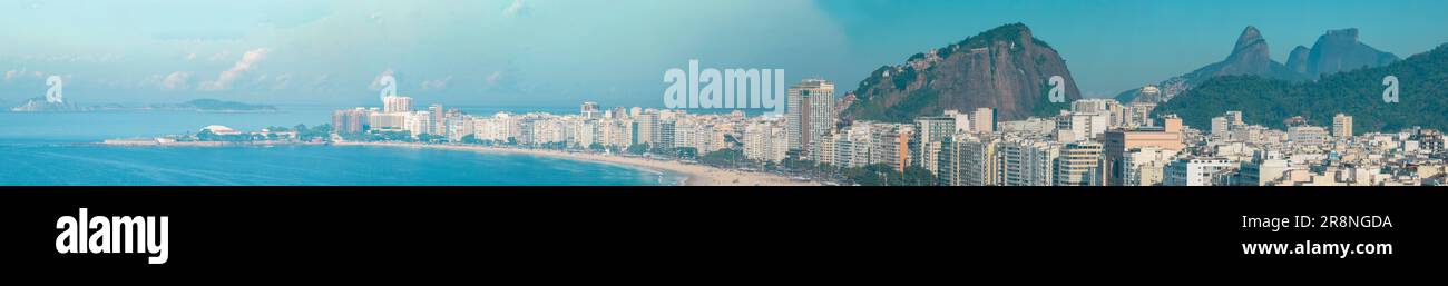 Giorno con foschia che avvolge la città. Vista aerea di Rio de Janeiro, spiaggia di Copacabana. Grattacieli spiagge e natura. Marciapiedi e strade. Brasile Foto Stock