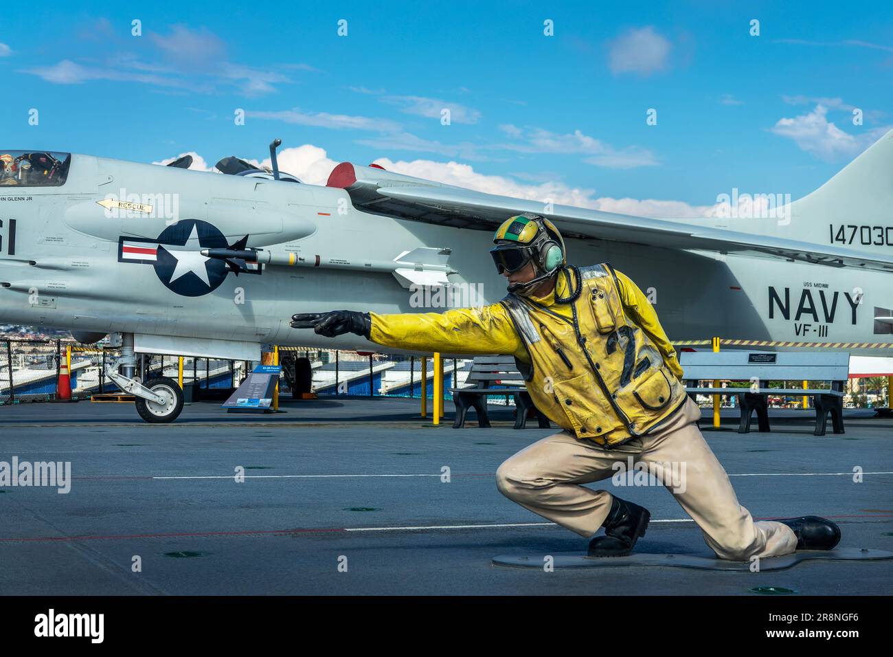 Ufficiale del vettore aereo sul ponte di volo della USS Midway, San Diego, California Foto Stock