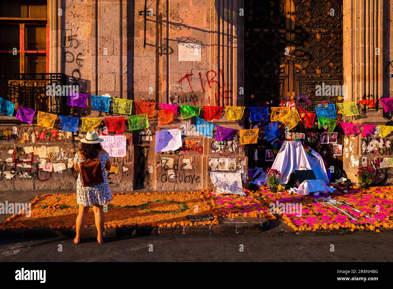 Una donna messicana osserva l'altare dei morti (Altar de Muertos) durante le festività del giorno dei morti a Morelia, Messico. Foto Stock