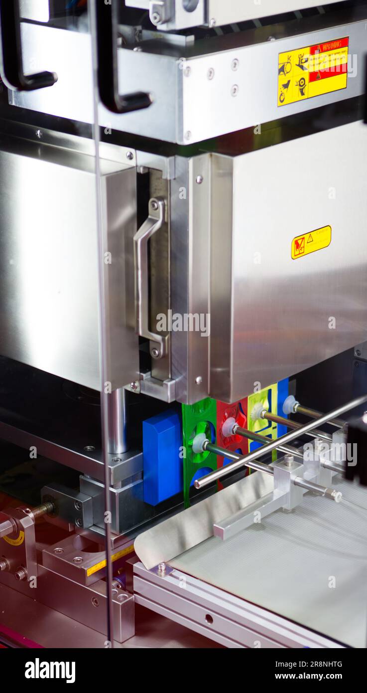 Riempitrice automatica verticale per bustine di salsa. Foto Stock