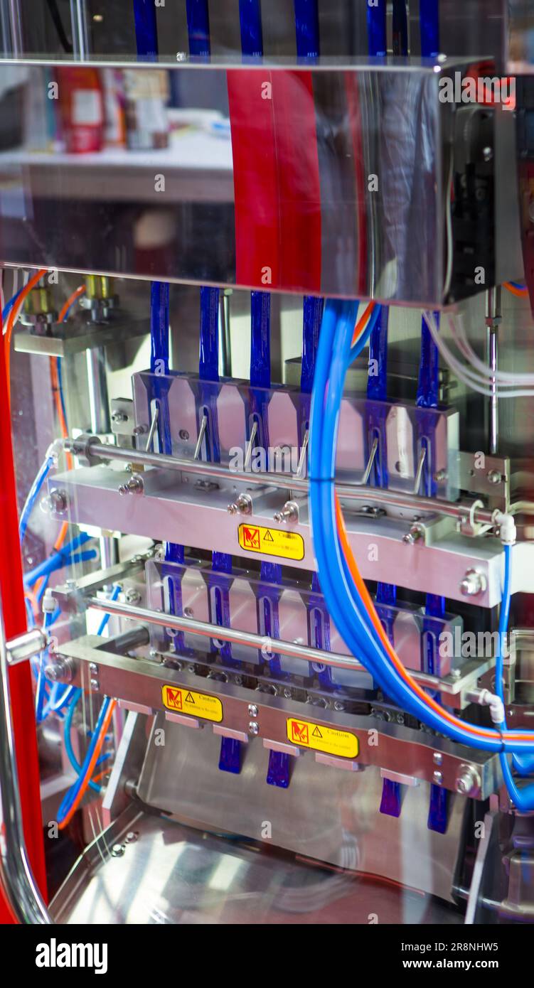 Riempitrice automatica verticale per bustine di salsa. Foto Stock