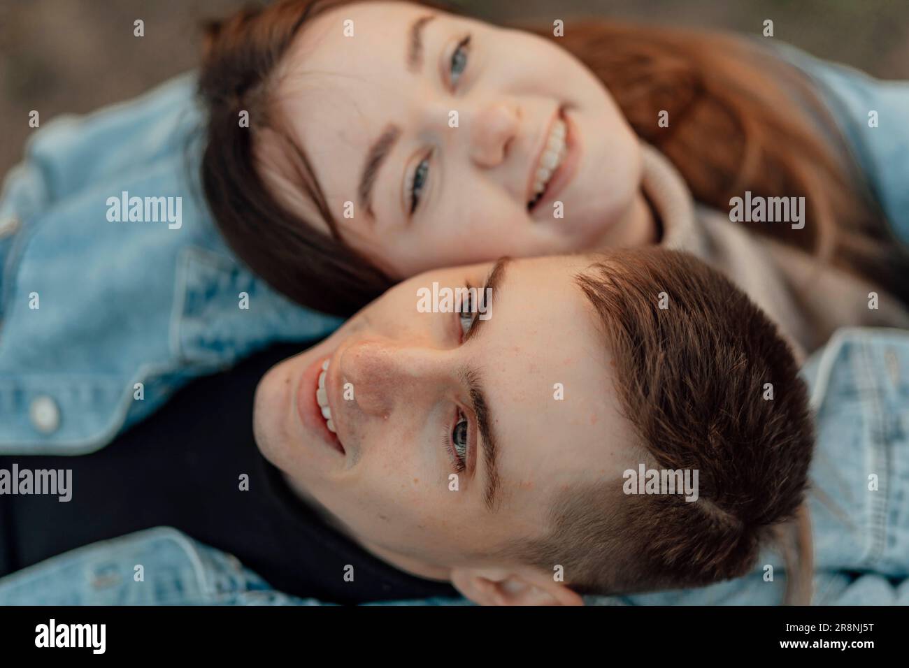 Felice giovane coppia amorevole giovane rilassandosi con gli occhi chiusi, testa su spalla Foto Stock