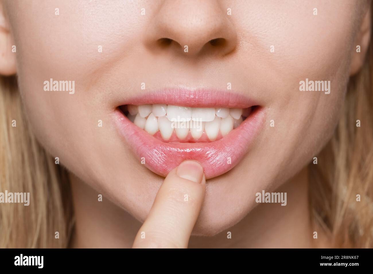 Giovane donna che mostra gengive sane, vista primo piano Foto Stock