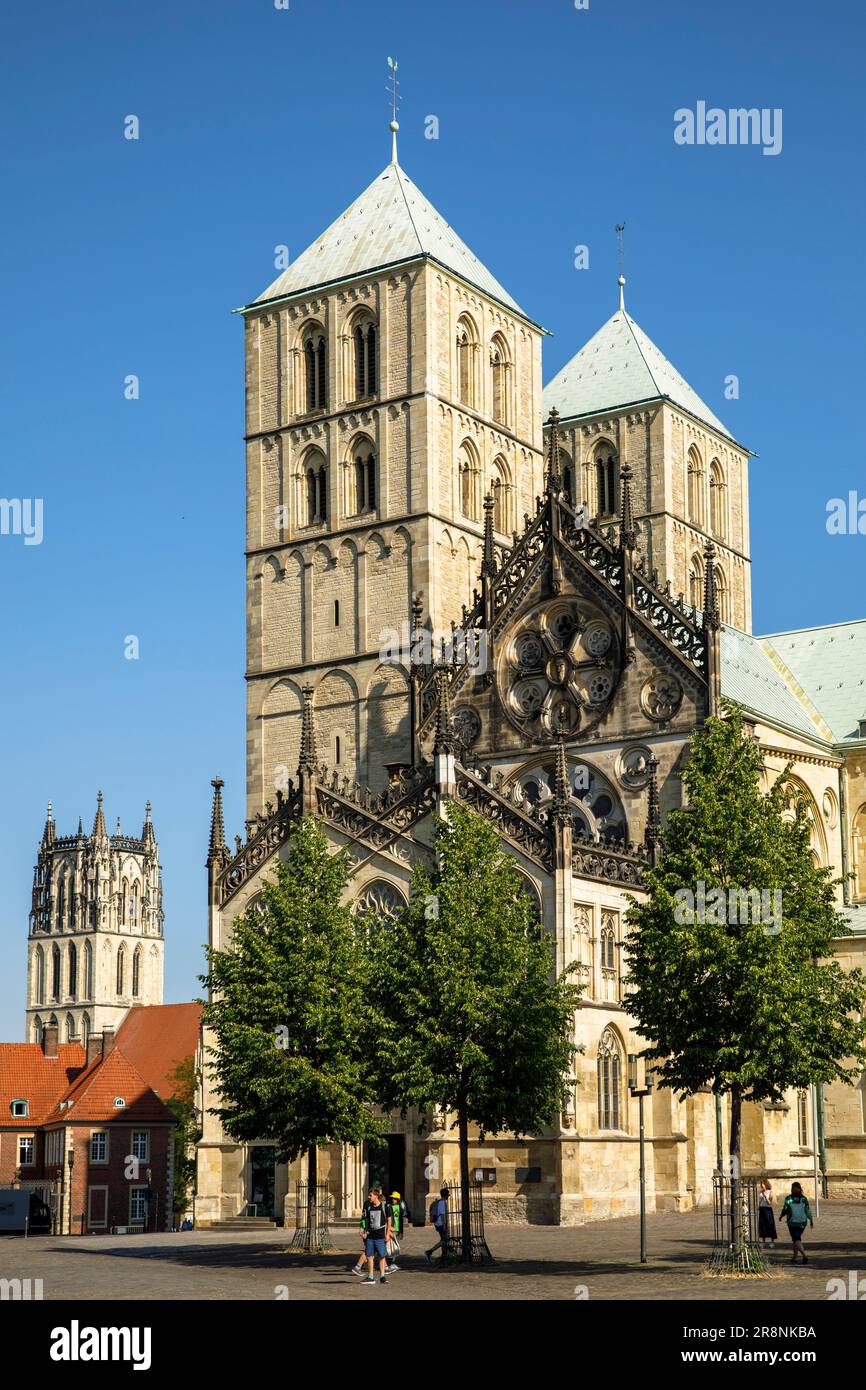 La cattedrale di St Paolo, sullo sfondo la chiesa di Liebfrauen-Ueberwasser, Muenster, Renania settentrionale-Vestfalia, Germania. Der St Paulus Dom, im Hinterg Foto Stock