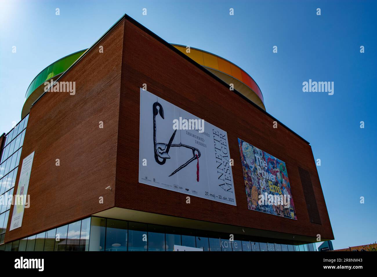 Aarhus, Danimarca, giugno 2023, il museo d'arte AROs in centro e la mostra di panorami arcobaleno sul tetto. Foto Stock