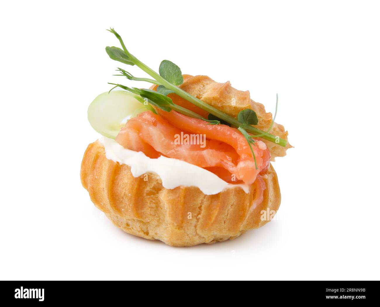 Delizioso profiterolo con crema di formaggio e salmone isolato su bianco Foto Stock