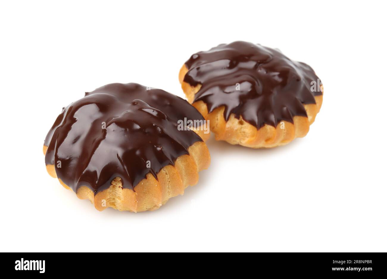 Deliziosi profiteroles con cioccolato sparso isolato su bianco Foto Stock