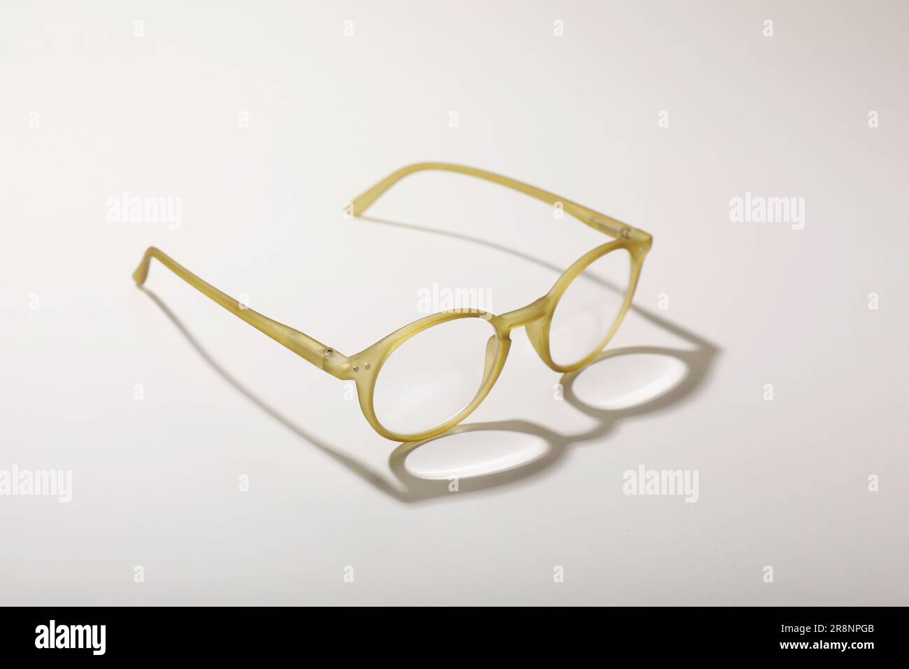Occhiali con lenti correttive su sfondo bianco Foto Stock