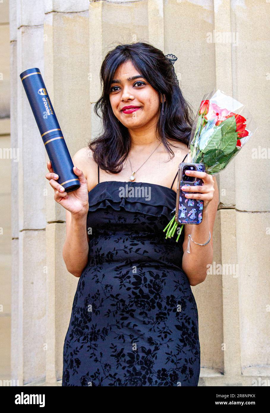 Dundee, Tayside, Scozia, Regno Unito. 22nd giugno, 2023. Celebrazioni ed eventi dal vivo: È un'altra bella giornata a Dundee, con temperature che raggiungono i 22°C. Oggi, gli studenti universitari si godono il caldo e glorioso clima di giugno alle cerimonie di laurea della Dundee University. Gli studenti entusiasti si riuniscono in Dundee City Square presso la Caird Hall prima e dopo aver ricevuto i loro onori universitari per posare per le fotografie. La sala è utilizzata per cerimonie di laurea presso l'Università di Dundee, l'Università di Abertay Dundee e Dundee and Angus College. Credit: Dundee Photographics/Alamy Live News Foto Stock