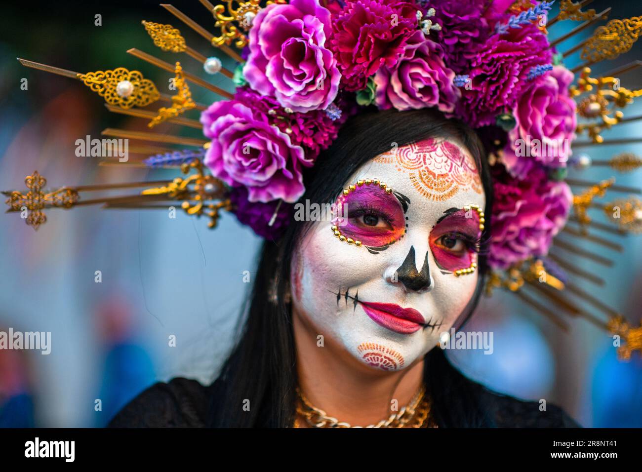 Una giovane donna messicana, vestita come la Catrina, partecipa alla festa del giorno dei morti a Tlaquepaque, Messico. Foto Stock