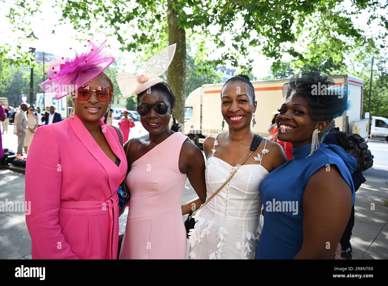 Black Country Women in Leadership si sono incontrate al di fuori della V&A questa mattina per Ascot Ladies Day 2023. È la data più alla moda nel calendario sociale, per celebrare Royal Ascot Ladies Day in stile.fondato è la data più alla moda nel calendario sociale, Non perdete quindi l'occasione di unirvi a noi per celebrare la Giornata delle Signore dell'Ascot reale con stile. Chiamare i fillies alla moda della regione di indossare i loro favolosi camici, cappelli e affascinatori (facoltativo) e trascorrere la giornata con le donne della Black Country in leadership, guardando dal vivo la copertura di Ascot Ladies Day mentre si gode un sontuoso tè pomeridiano ... Foto Stock