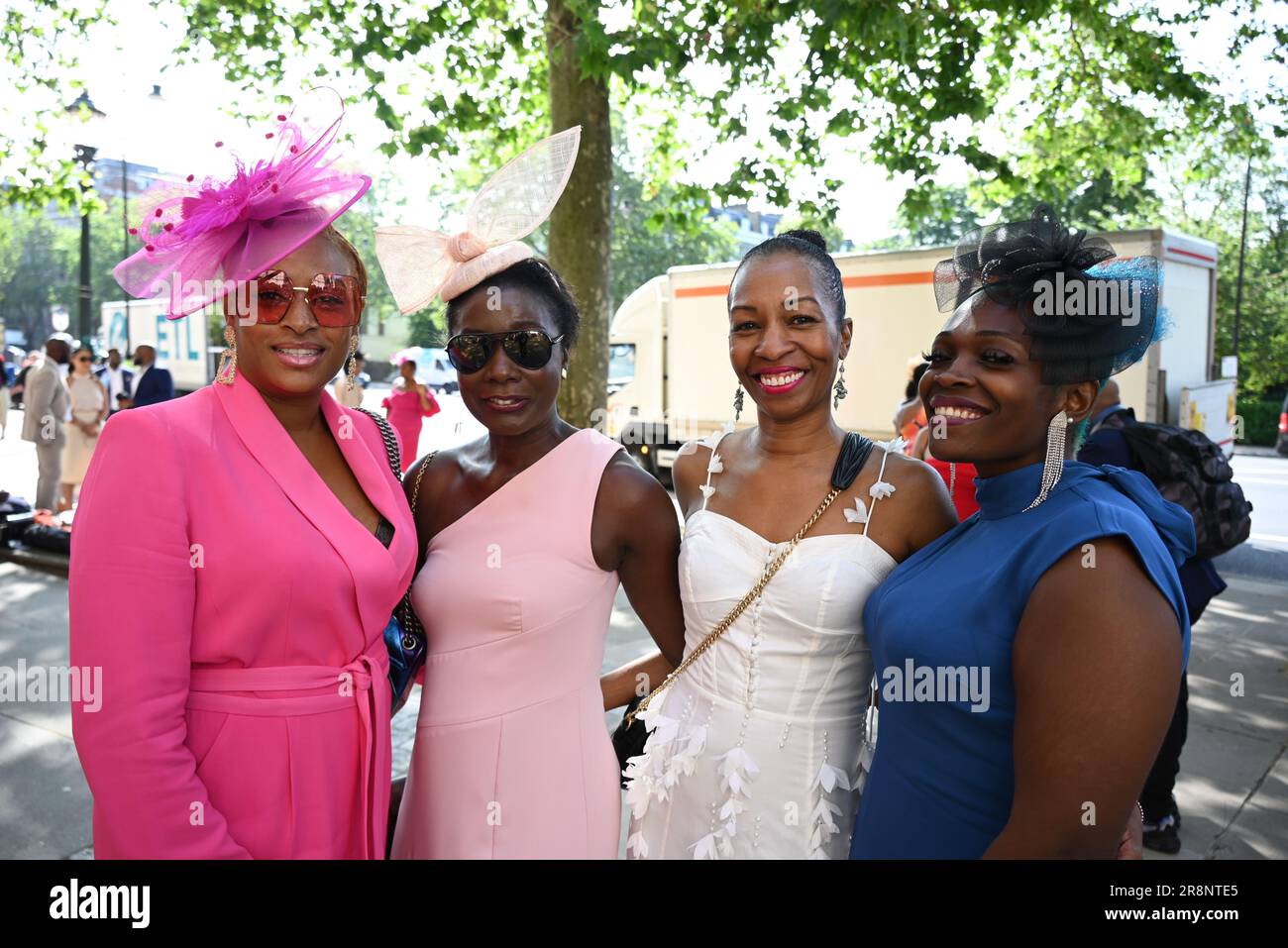 Black Country Women in Leadership si sono incontrate al di fuori della V&A questa mattina per Ascot Ladies Day 2023. È la data più alla moda nel calendario sociale, per celebrare Royal Ascot Ladies Day in stile.fondato è la data più alla moda nel calendario sociale, Non perdete quindi l'occasione di unirvi a noi per celebrare la Giornata delle Signore dell'Ascot reale con stile. Chiamare i fillies alla moda della regione di indossare i loro favolosi camici, cappelli e affascinatori (facoltativo) e trascorrere la giornata con le donne della Black Country in leadership, guardando dal vivo la copertura di Ascot Ladies Day mentre si gode un sontuoso tè pomeridiano ... Foto Stock