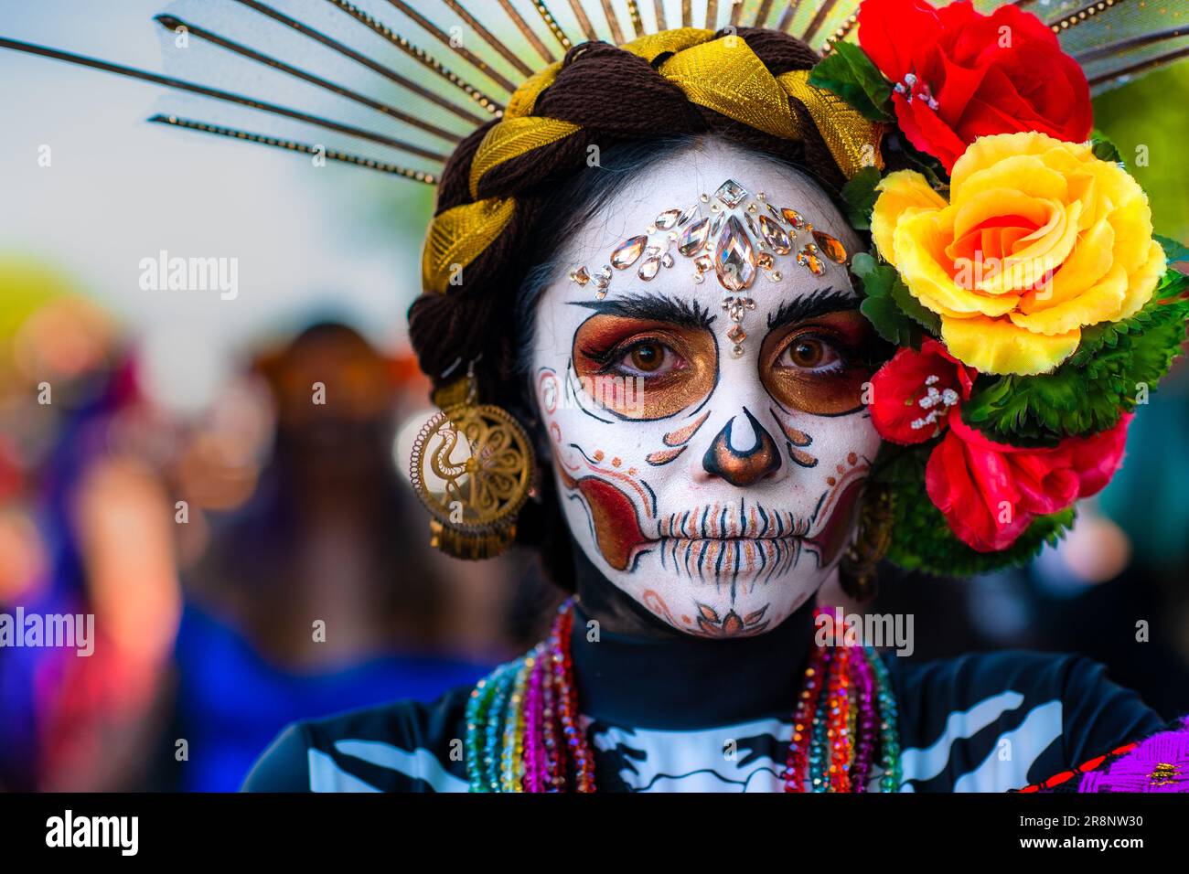 Una giovane donna messicana, vestita come la Catrina, partecipa alla festa del giorno dei morti a Guadalajara, Messico. Foto Stock