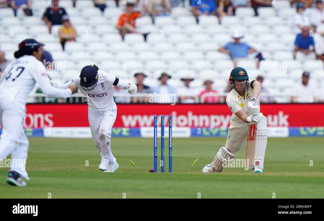 Il Tahlia McGrath dell'Australia viene licenziato dall'Inghilterra Sophie Ecclestone durante il primo giorno della partita di test delle Ashes femminili al Trent Bridge, Nottingham. Data immagine: Giovedì 22 giugno 2023. Foto Stock