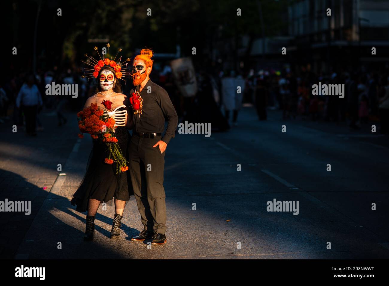 Una donna messicana, vestita come la Catrina, e un uomo messicano, vestita come Catrín, prendono parte ai festeggiamenti del giorno dei morti a Guadalajara, Messico. Foto Stock