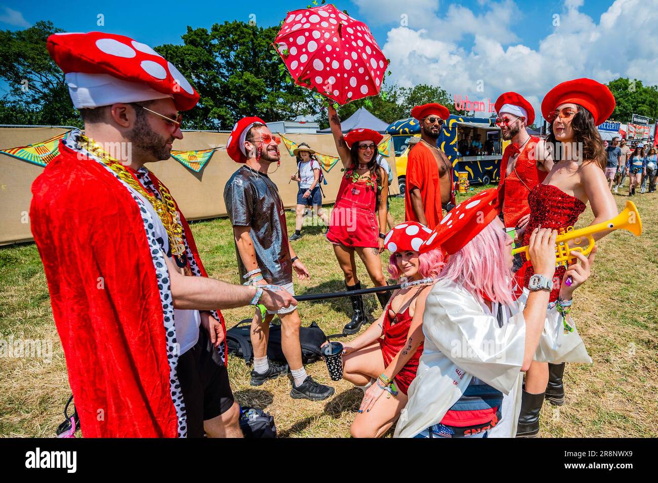 Glastonbury, Regno Unito. 22nd giugno, 2023. Parte di un gruppo di circa sessanta amici di amici si riuniscono il giovedi in abito fantasia, quest'anno fungo a tema ispirato da super mario - Giovedi al 2023 Glastonbury Festival, Worthy Farm, Glastonbury. Credit: Guy Bell/Alamy Live News Foto Stock
