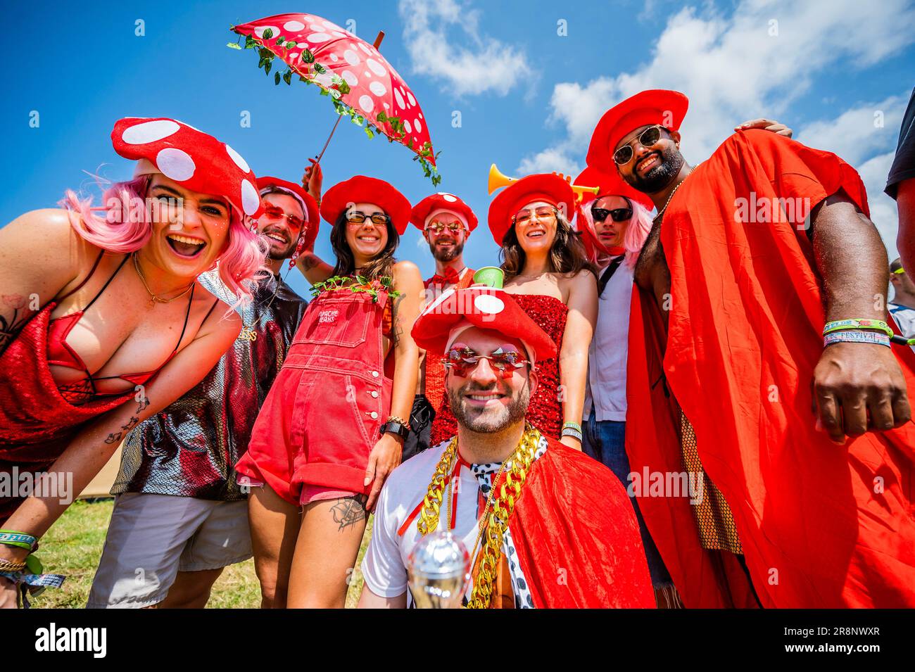 Glastonbury, Regno Unito. 22nd giugno, 2023. Parte di un gruppo di circa sessanta amici di amici si riuniscono il giovedi in abito fantasia, quest'anno fungo a tema ispirato da super mario - Giovedi al 2023 Glastonbury Festival, Worthy Farm, Glastonbury. Credit: Guy Bell/Alamy Live News Foto Stock