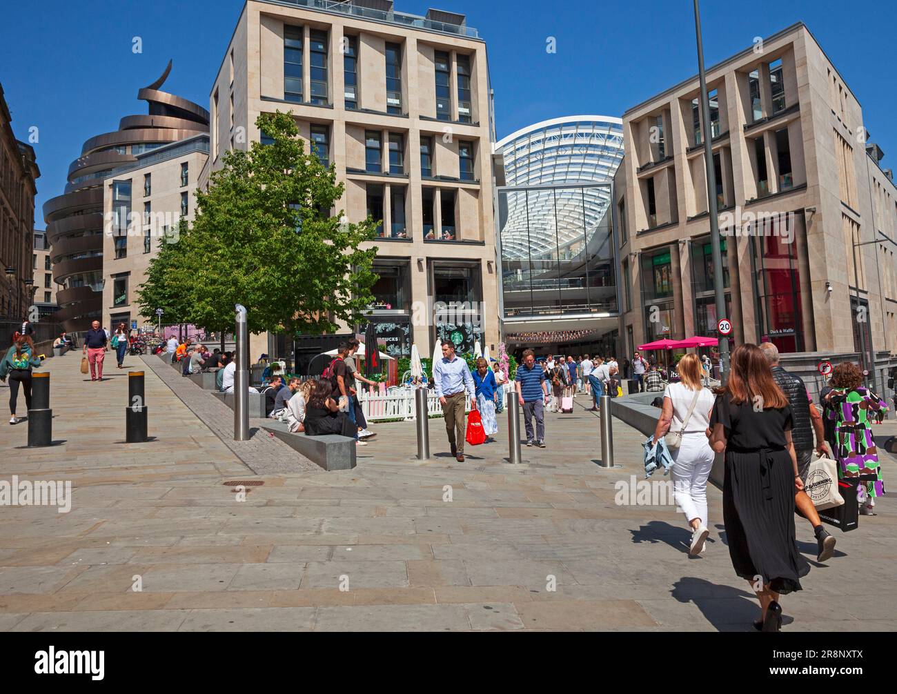 Edimburgo, centro città Scozia, Regno Unito. 22nd giugno 2023. Pomeriggio caldo con una temperatura di 20 gradi centigradi per coloro che visitano le zone di riferimento della capitale scozzese. Nella foto: Un'entrata trafficata al quartiere di St James. Credit: Arch White/alamy live news. Foto Stock