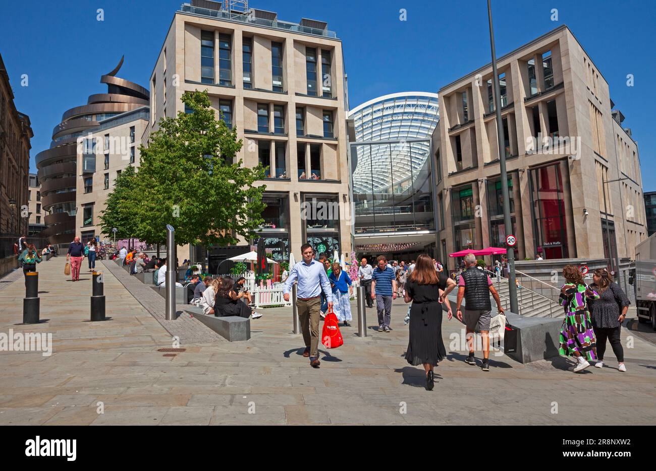 Edimburgo, centro città Scozia, Regno Unito. 22nd giugno 2023. Pomeriggio caldo con una temperatura di 20 gradi centigradi per coloro che visitano le zone di riferimento della capitale scozzese. Nella foto: Un'entrata trafficata al quartiere di St James. Credit: Arch White/alamy live news. Foto Stock