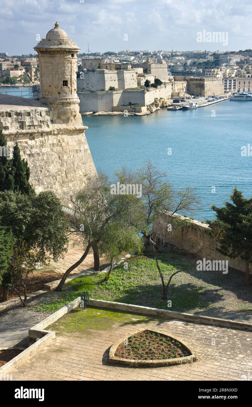 Torre di guardia e forte Sant'Angelo nel Grand Harbour di la Valletta, Malta Foto Stock