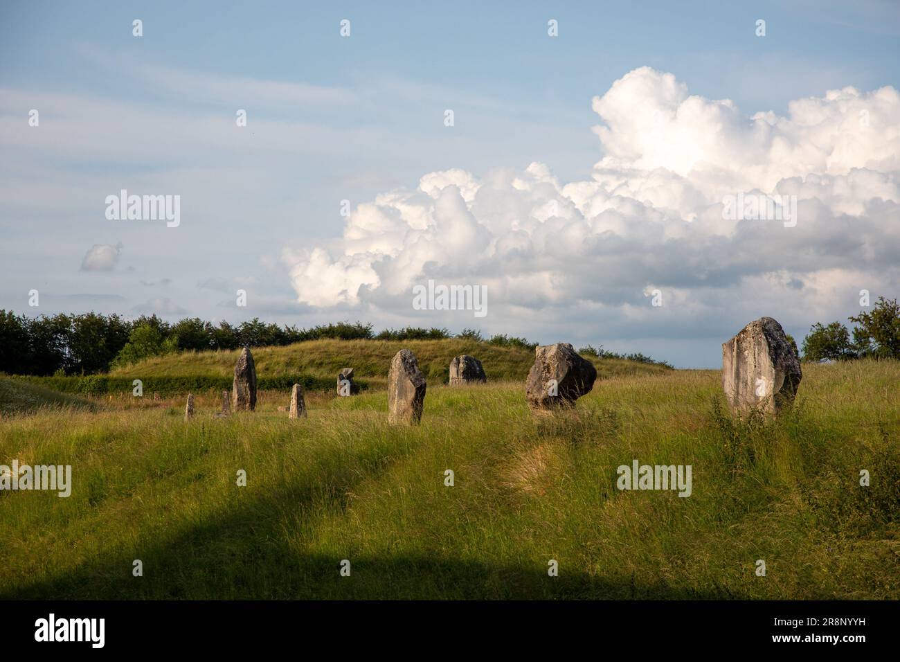 Avebury, Regno Unito. 20 giugno 2023. Avebury Henge, il più grande cerchio di pietre in Gran Bretagna la sera prima del solstizio d'estate. Credito : Kiki Streitberger/ Foto Stock