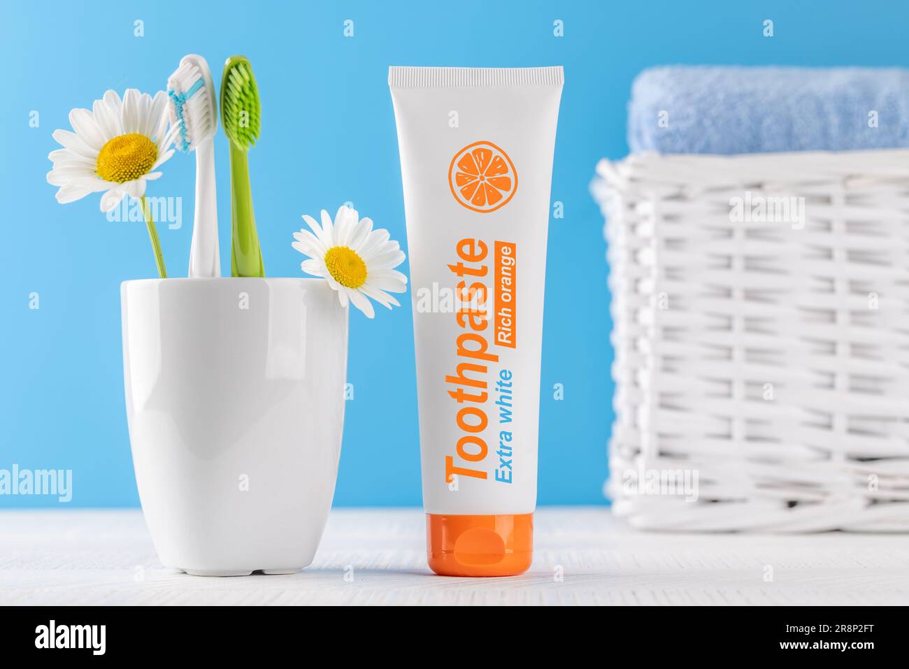 Un'immagine pulita e rinfrescante con dentifricio e spazzolini, che promuove l'igiene orale e un sorriso luminoso Foto Stock