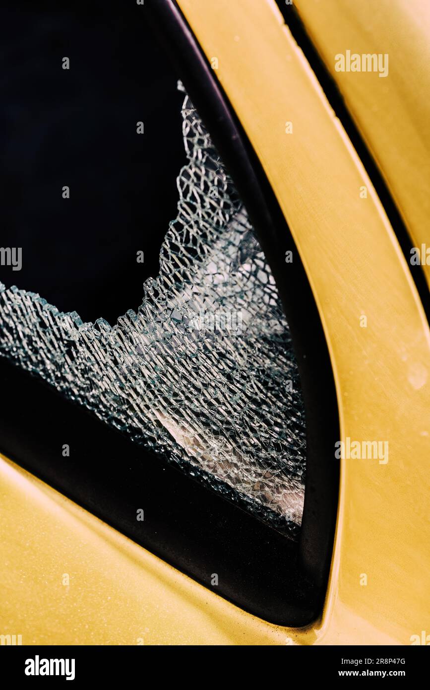 Il finestrino dell'auto è rotto e il vetro di un'automobile è incrinato a seguito di un tentativo di furto Foto Stock