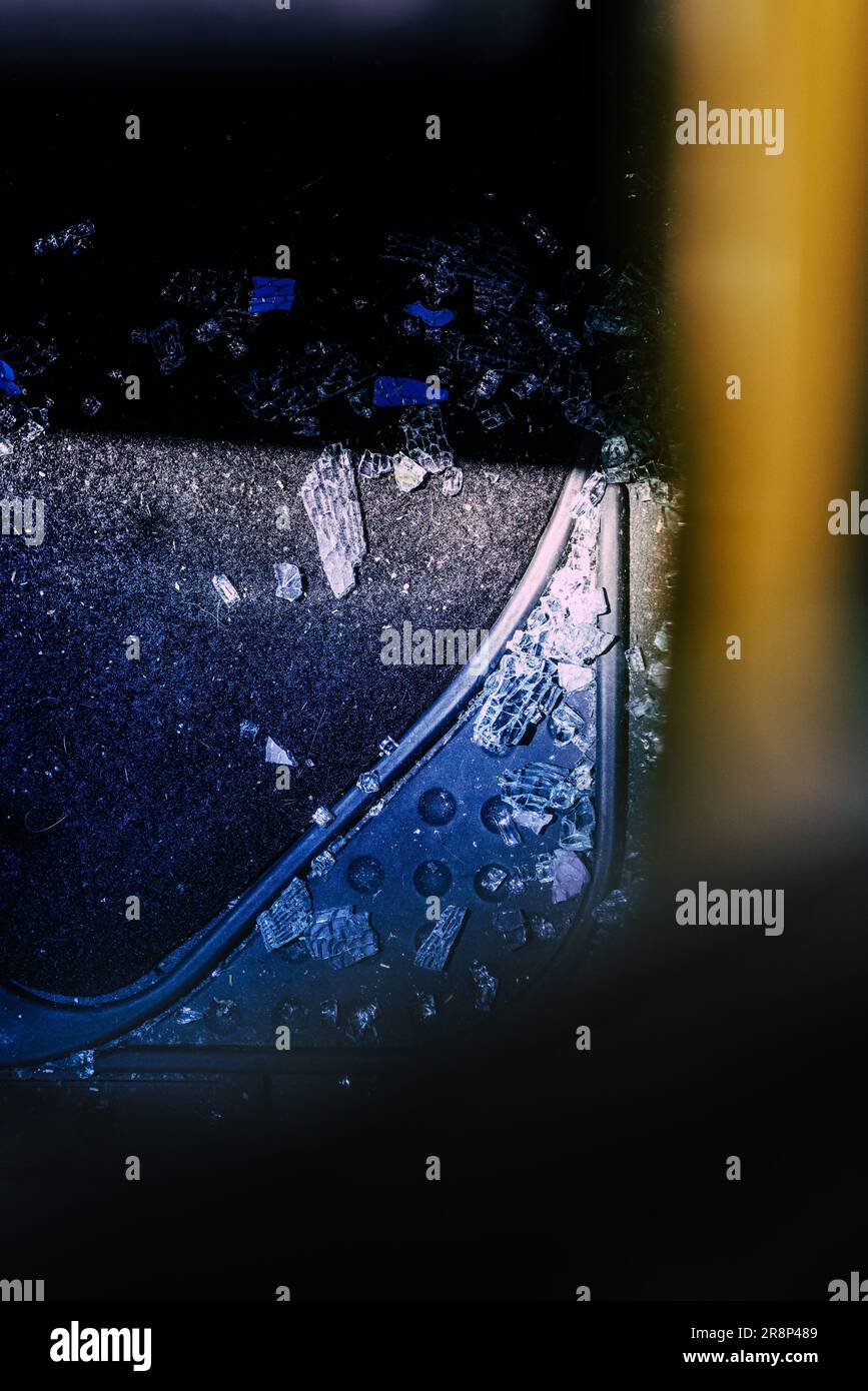 Il finestrino dell'auto è rotto e il vetro di un'automobile è incrinato a seguito di un tentativo di furto Foto Stock