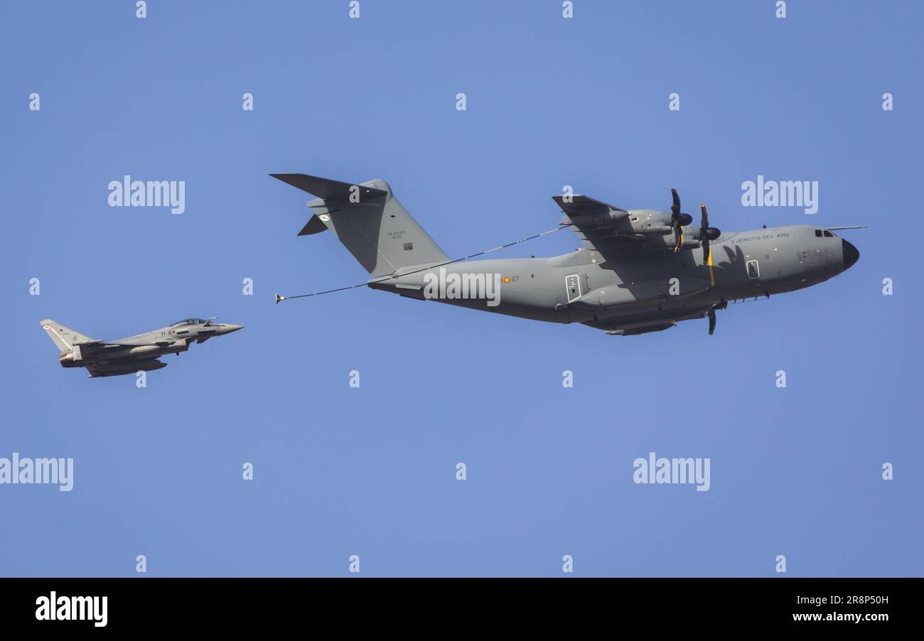 Un aereo da trasporto militare Airbus A400M 'Atlas' che rifornisce un Eurofighter 'Typhoon' sopra Madrid durante le celebrazioni della Festa della Spagna 2022 Foto Stock