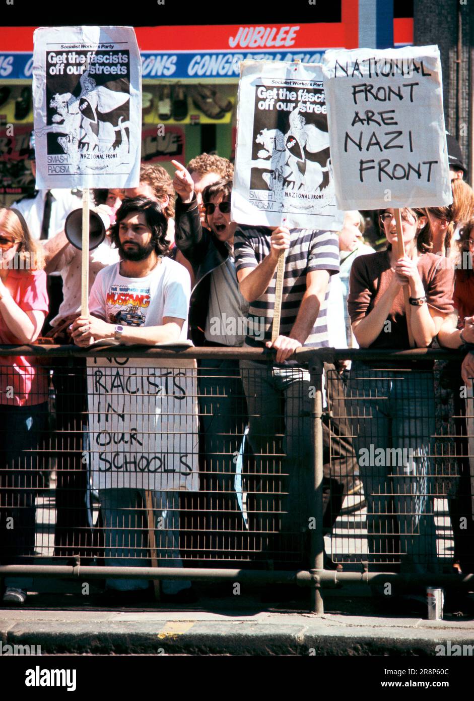SWP Partito Socialista dei lavoratori 1970s manifestazione nell'estremità orientale di Londra contro il fronte Nazionale e il razzismo. Questa è stata una demo settimanale regolare all'estremità nord di Brick Lane nell'estate del 1978. Tower Hamlets, Londra est, Inghilterra circa 1978. 70s OMERO SYKES Foto Stock