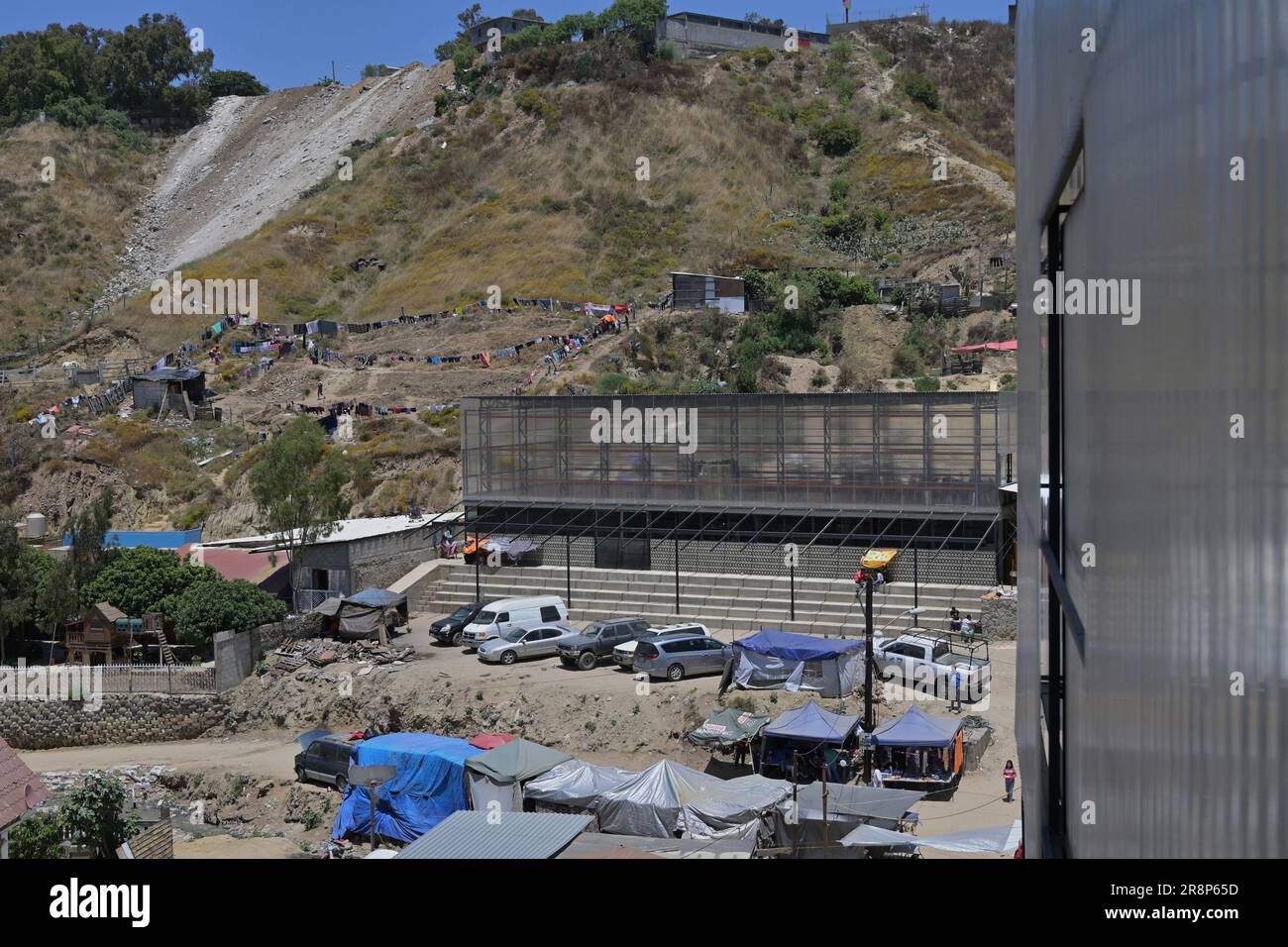 21 giugno 2023, Tijuana, Baja California, Messico: La crescente University of California San Diego (UCSD) Center on Global Justice ha sostenuto la costruzione di una comunità migrante in uno dei più grandi rifugi operativi di Tijuana mercoledì 21 giugno 2023, Poiché la maggior parte dei rifugi nella città di confine sono limitati solo a dare spazio alle famiglie e/o hanno raggiunto la capacità, come molti migranti aspettano per ottenere asilo negli Stati Uniti in Messico. Dal 2021, il Messico è diventato il paese terzo con il maggior numero di rifugiati richiedenti, e circa 13.000 persone che vivono in questa situazione a Tijuana secondo il muni Foto Stock