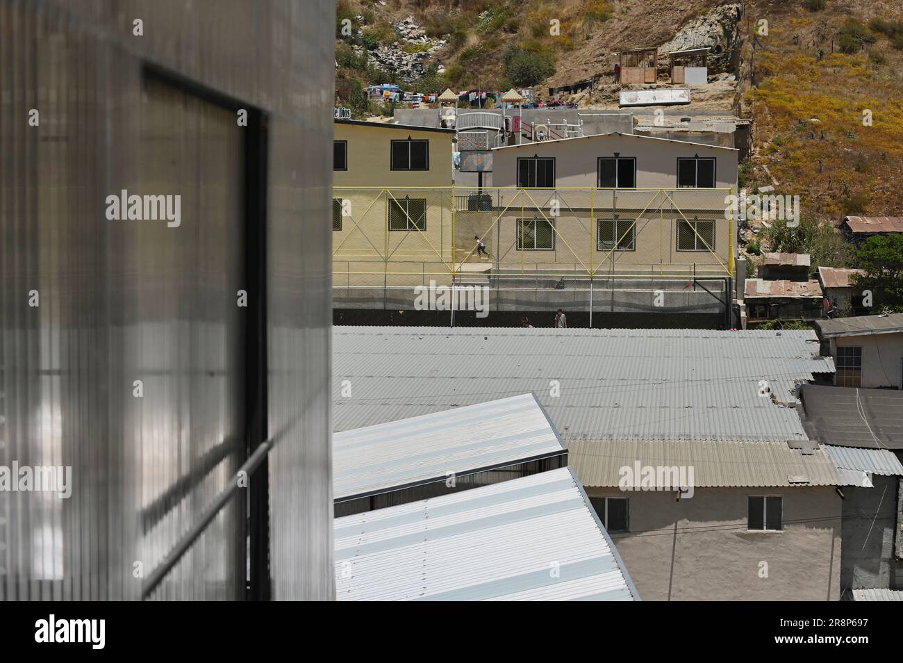 21 giugno 2023, Tijuana, Baja California, Messico: La crescente University of California San Diego (UCSD) Center on Global Justice ha sostenuto la costruzione di una comunità migrante in uno dei più grandi rifugi operativi di Tijuana mercoledì 21 giugno 2023, Poiché la maggior parte dei rifugi nella città di confine sono limitati solo a dare spazio alle famiglie e/o hanno raggiunto la capacità, come molti migranti aspettano per ottenere asilo negli Stati Uniti in Messico. Dal 2021, il Messico è diventato il paese terzo con il maggior numero di rifugiati richiedenti, e circa 13.000 persone che vivono in questa situazione a Tijuana secondo il muni Foto Stock