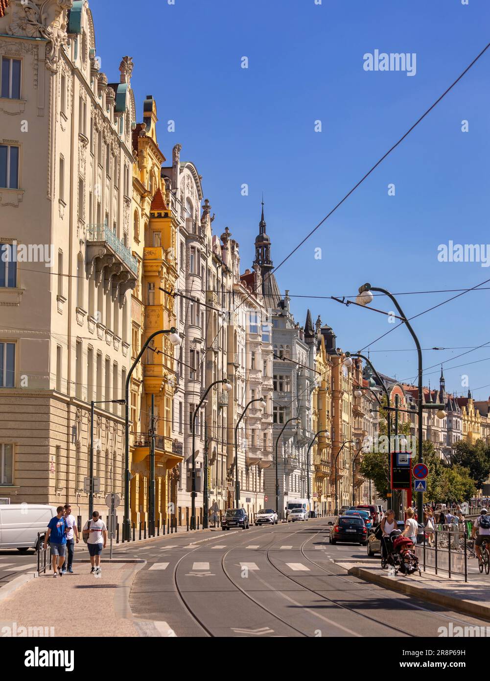 PRAGA, REPUBBLICA CECA, EUROPA - scena di strada con le tracce del tram. Foto Stock