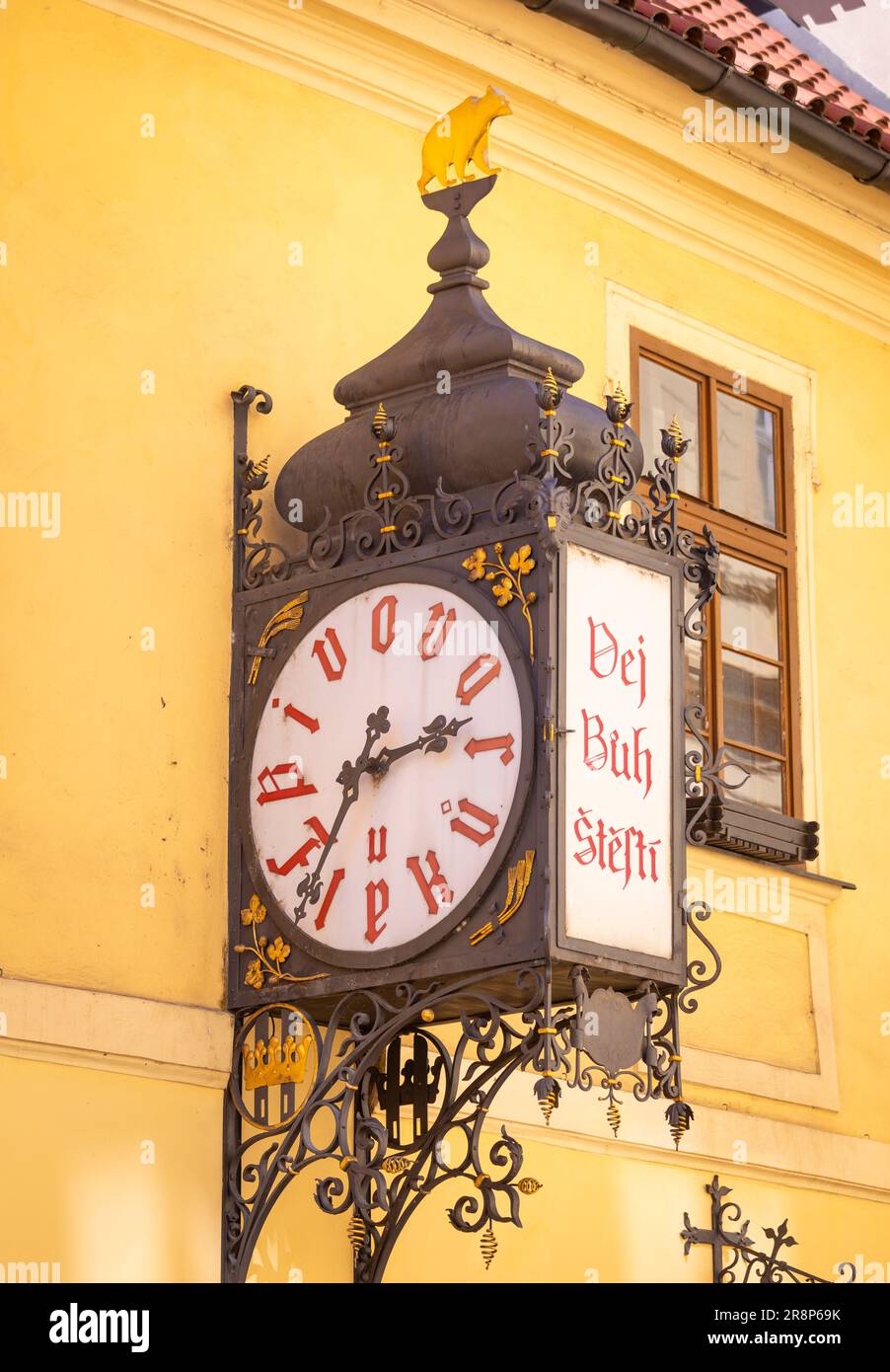 PRAGA, REPUBBLICA CECA, EUROPA - U Fleku birreria e ristorante cartello orologio. Foto Stock