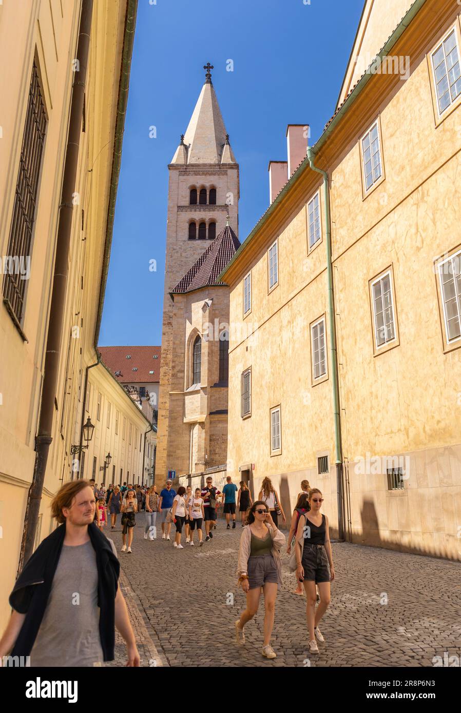 HRADCANY, PRAGA, REPUBBLICA CECA, EUROPA - i turisti camminano sulla strada nel quartiere del Castello. Foto Stock