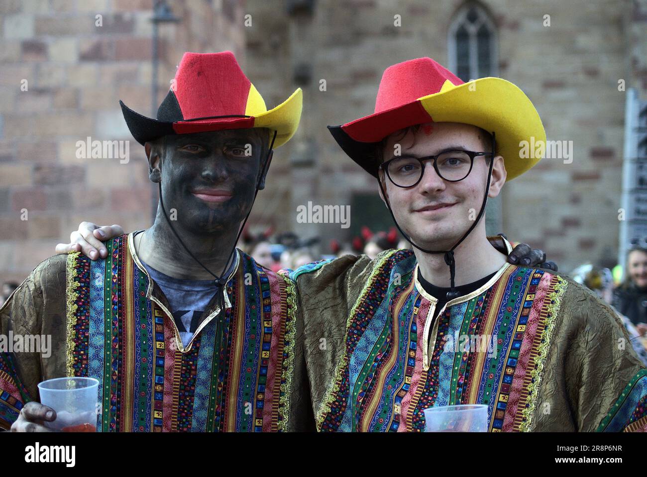 Sfilata di Carnevale, Terlan - due giovani in posa per un quadro vestito di costumi. Foto Stock