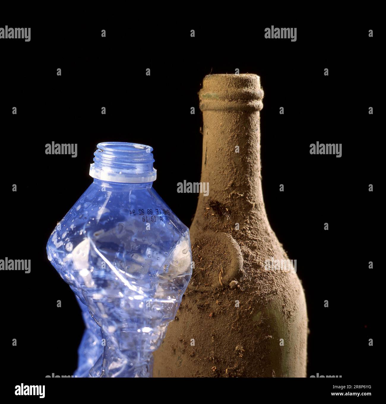 Bottiglia vecchia e bottiglia di plastica Foto Stock