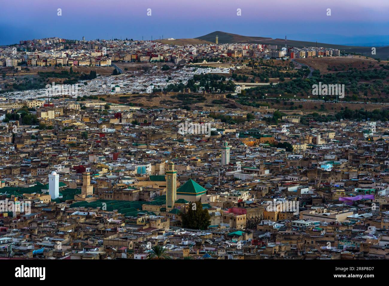 Marocco. Fez. Vista dalla collina sopra la vecchia medina di Fez al crepuscolo. Al centro la moschea Karaouiyine Foto Stock