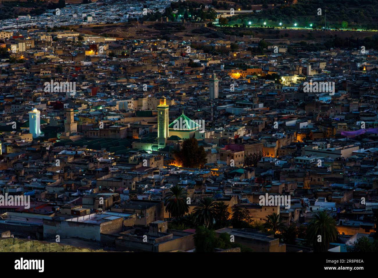 Marocco. Fez. Vista dalla collina sopra la vecchia medina di Fez di notte. Al centro la moschea Karaouiyine Foto Stock