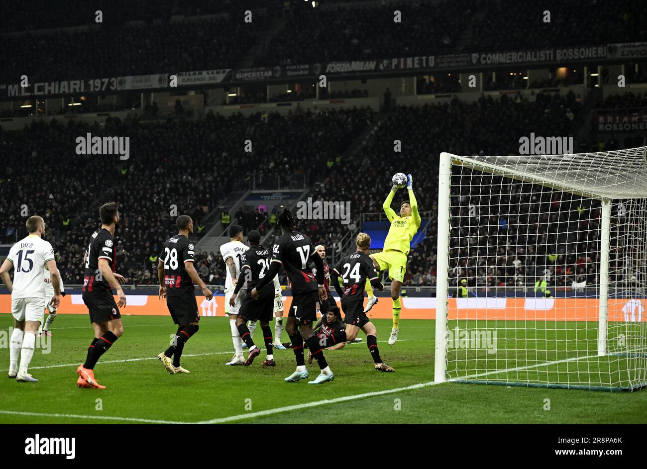 Il portiere del Milan Tatarusanu salva la palla durante la partita di UEFA Champions League AC Milan vs Tottenham Foto Stock