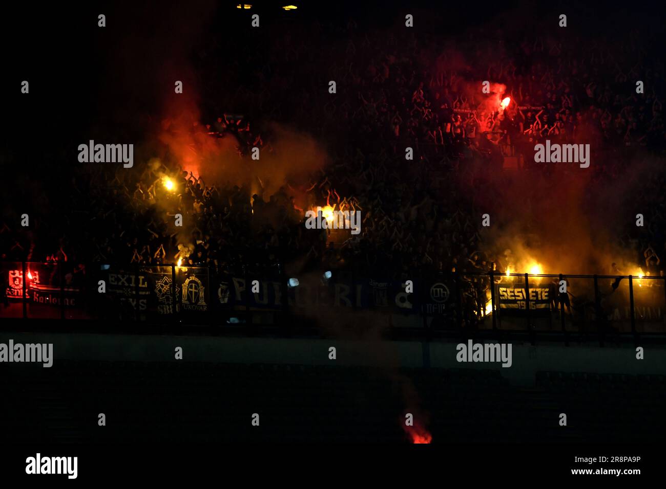I tifosi di calcio illuminano bombe fumogene Foto Stock