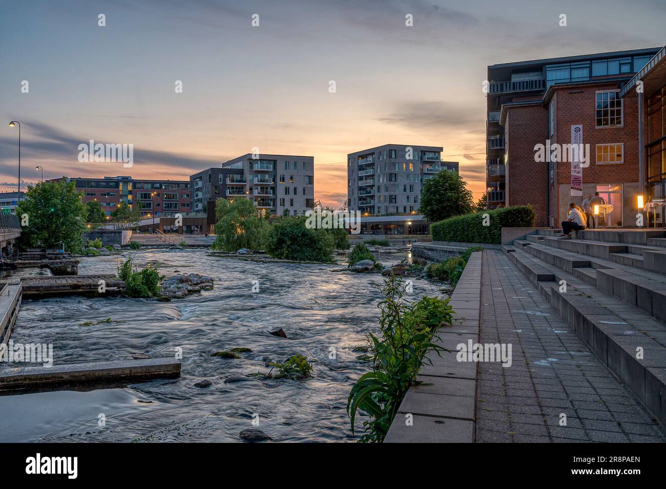 Streaming d'acqua nel centro della città di Silkeborg alla luce della sera, Danimarca, 16 giugno 2023 Foto Stock