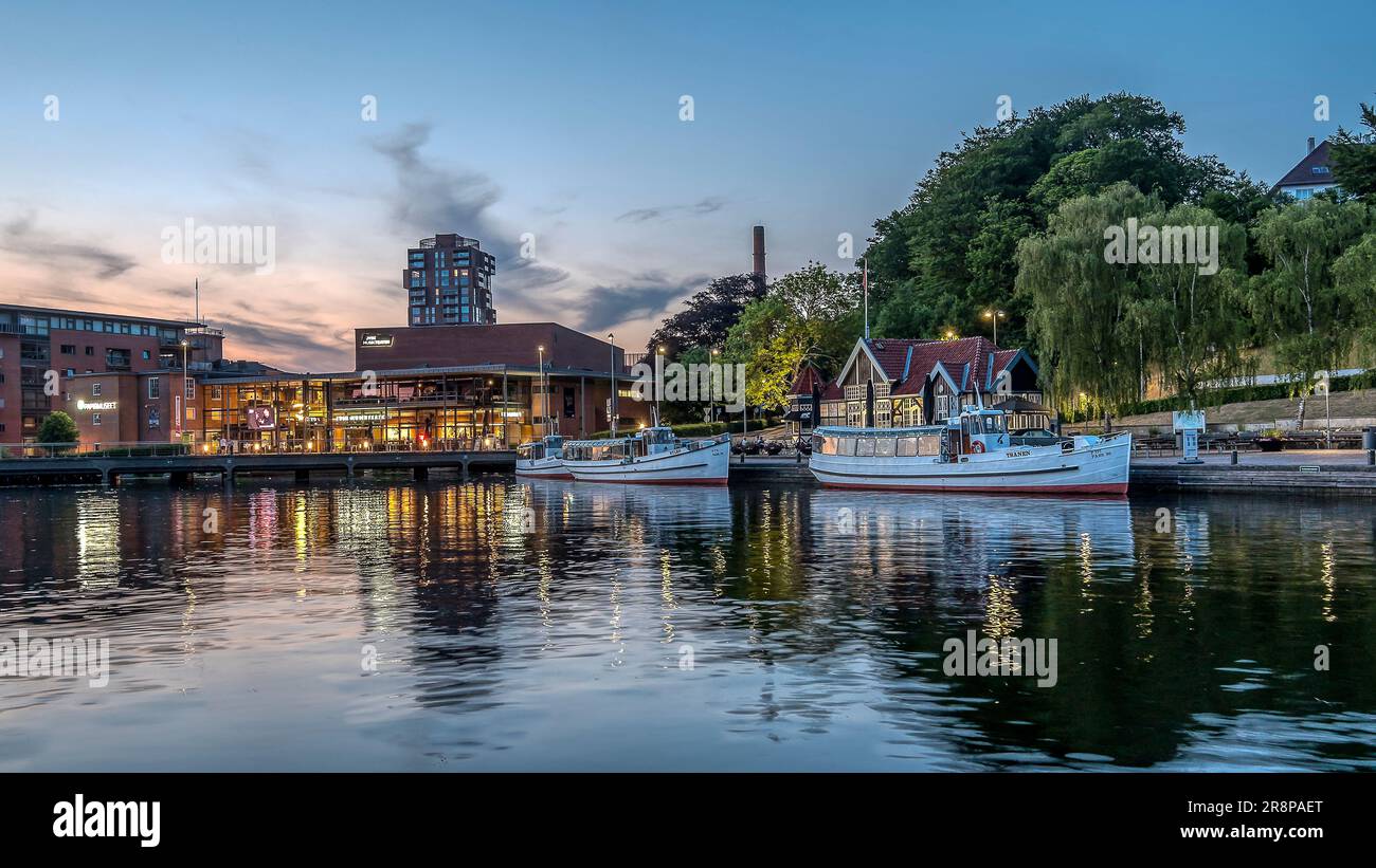 Barche turistiche sul lago nel centro della città di Silkeborg all'ora del crepuscolo, Danimarca, 16 giugno 2023 Foto Stock