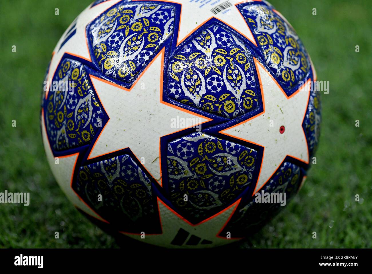 Pallone ufficiale UEFA Champions League in campo Foto Stock