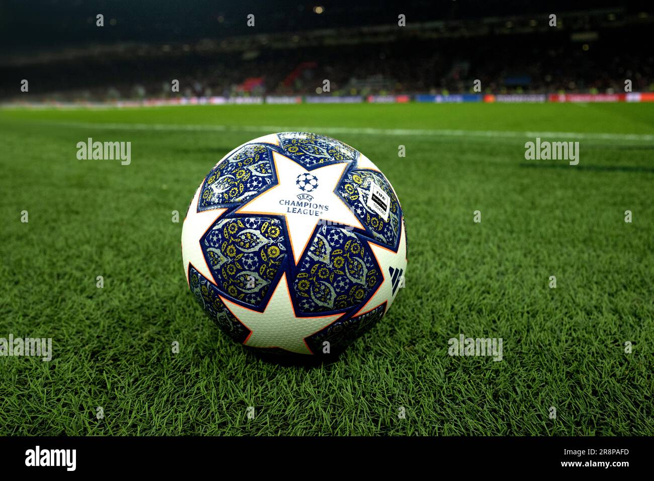 Pallone ufficiale UEFA Champions League in campo Foto Stock