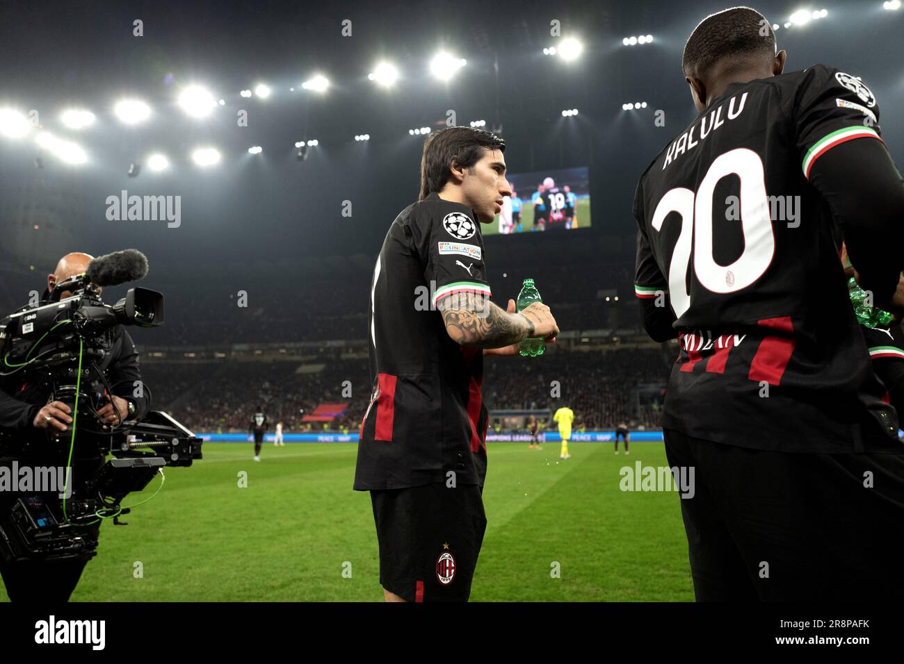 Il calciatore del Milan Sandro tonali che beve all'inizio della partita di UEFA Champions League AC Milan vs Totteham Foto Stock