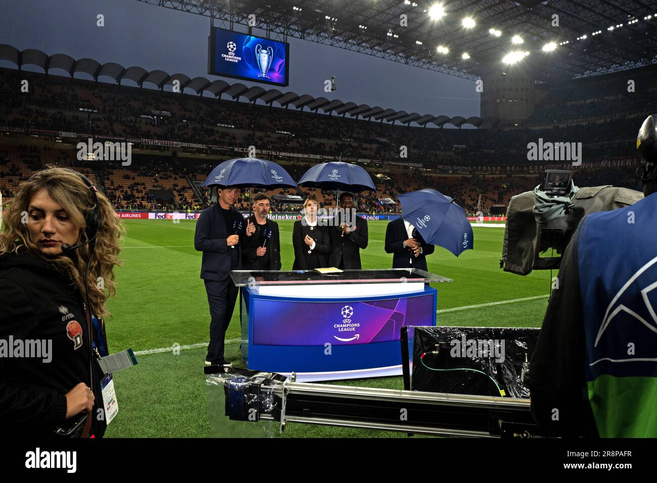 La troupe televisiva di Amazon prime sulla linea laterale del campo dello stadio San siro durante una partita di UEFA Champions League Foto Stock