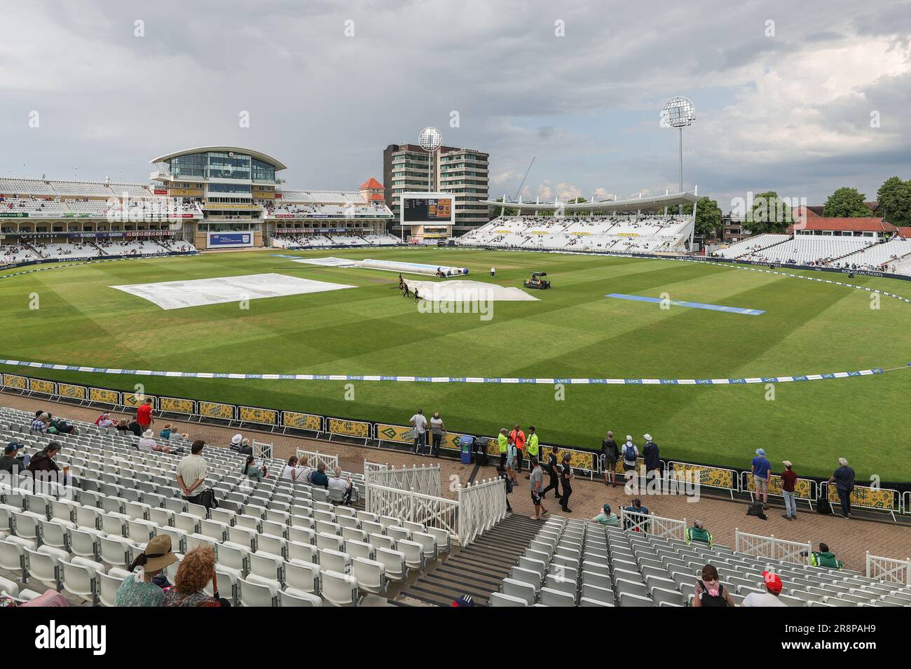 Il personale di terra prepara il campo dopo le soste della pioggia durante la partita delle Donne 2023 della Metro Bank Inghilterra vs Australia a Trent Bridge, Nottingham, Regno Unito, 22nd giugno 2023 (Foto di Mark Cosgrove/News Images) Foto Stock