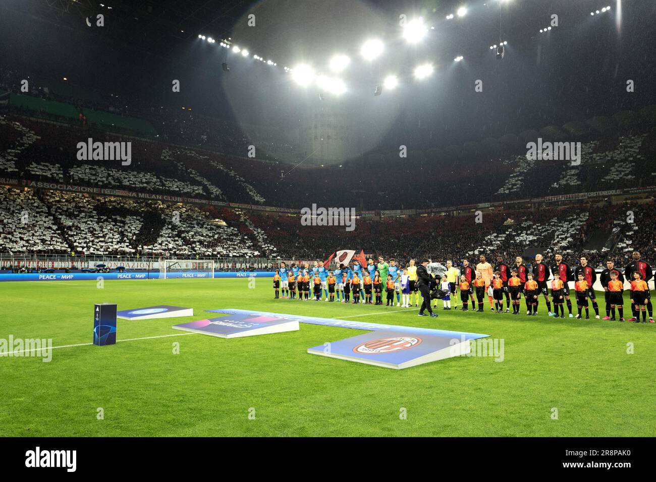 I giocatori di calcio entrano nel campo dello stadio di San Siro, durante la partita di UEFA Champions League AC Milan vs Napoli Foto Stock