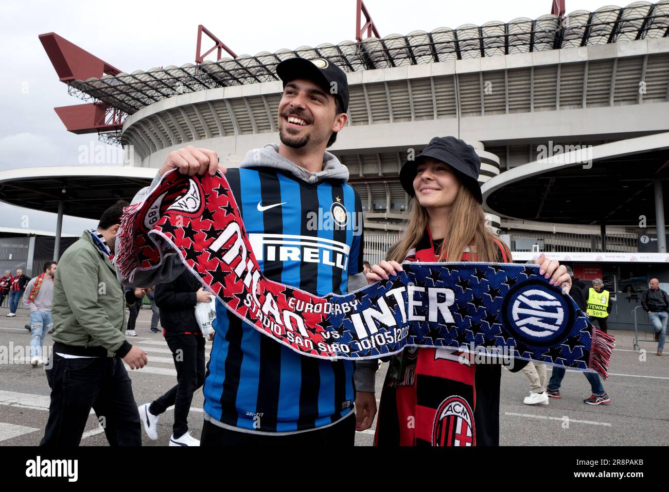 I tifosi dell'AC Milan e dell'Inter Milan si riuniscono fuori dallo stadio San Siro prima della semifinale della UEFA Champions League Foto Stock